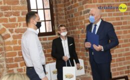 Najzdolniejsi uczniowie naszego miasta otrzymali z rąk burmistrza stypendia