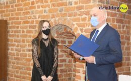 Najzdolniejsi uczniowie naszego miasta otrzymali z rąk burmistrza stypendia