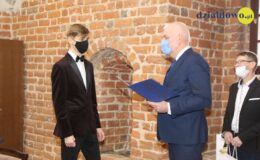 Najzdolniejsi uczniowie naszego miasta otrzymali z rąk burmistrza stypendia