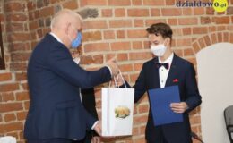 Najzdolniejsi uczniowie naszego miasta otrzymali z rąk burmistrza stypendia