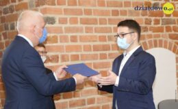 Najzdolniejsi uczniowie naszego miasta otrzymali z rąk burmistrza stypendia