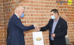 Najzdolniejsi uczniowie naszego miasta otrzymali z rąk burmistrza stypendia