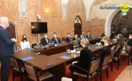 Najzdolniejsi uczniowie naszego miasta otrzymali z rąk burmistrza stypendia