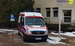 karetka pogotowia stoi przed szpitalem
