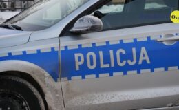 napis policja na drzwiach samochodu