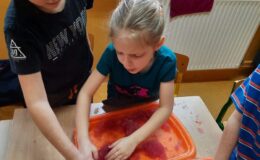 Zabawa ze sztucznym śniegiem