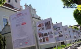 Wystawa o niemieckich obozach w Działdowie już stoi przy działdowskim ratuszu
