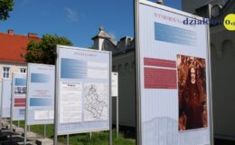 Wystawa o niemieckich obozach w Działdowie już stoi przy działdowskim ratuszu