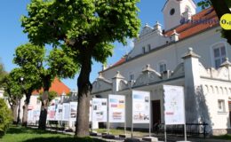 Wystawa o niemieckich obozach w Działdowie już stoi przy działdowskim ratuszu