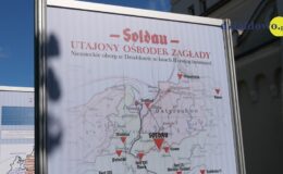 Wystawa o niemieckich obozach w Działdowie już stoi przy działdowskim ratuszu
