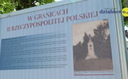 Wystawa o niemieckich obozach w Działdowie już stoi przy działdowskim ratuszu