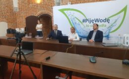 W lato, jak i w ciągu całego roku, najlepiej pić wodę i to z naszego wodociągu