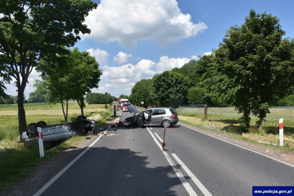 Czołowe zderzenia aut. Poszkodowane dwie kobiety Czołowe zderzenia aut. Poszkodowane dwie kobiety