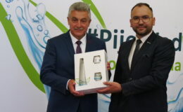 W lato, jak i w ciągu całego roku, najlepiej pić wodę i to z naszego wodociągu
