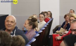 Pełna widownia na przedstawieniu „Czekoladki”