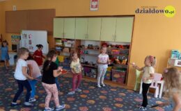 Nauka gry w tenisa w Przedszkolu nr 3 w Działdowie
