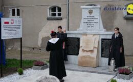 Odsłonięcie odrestaurowanego pomnika na terenie byłego obozu Soldau w Działdowie