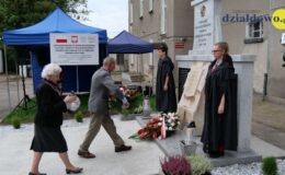 Odsłonięcie odrestaurowanego pomnika na terenie byłego obozu Soldau w Działdowie