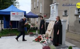 Odsłonięcie odrestaurowanego pomnika na terenie byłego obozu Soldau w Działdowie