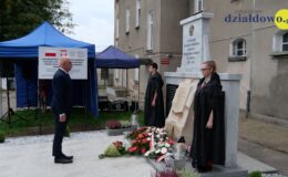 Odsłonięcie odrestaurowanego pomnika na terenie byłego obozu Soldau w Działdowie