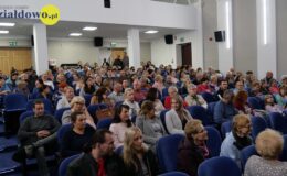 Pełna widownia na przedstawieniu „Czekoladki”