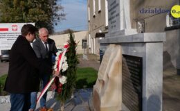 Poseł i burmistrz złożyli kwiaty pod pomnikiem-krzyżem