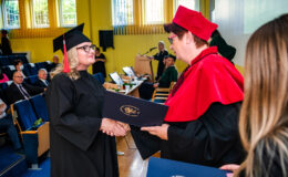 Dyplomatorium i czepkowanie absolwentów kierunku pielęgniarstwo Wyższej Szkoły Gospodarki Kolegium Nauk Stosowanych Filii w Działdowie
