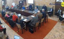 widać radnych i osoby uczestniczące w sesji rady miasta, sesja odbywa się w sali zamkowej, uczestnicy siedzą za stołem