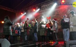Świąteczne spotkanie przy ratuszu