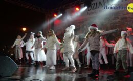 Świąteczne spotkanie przy ratuszu