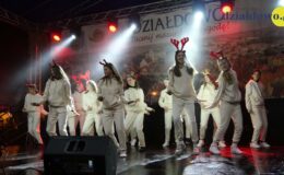 Świąteczne spotkanie przy ratuszu