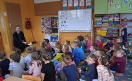 Przedszkolaki poznały pracę leśnika i zwierzęta żyjące w lesie