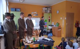 Przedszkolaki poznały pracę leśnika i zwierzęta żyjące w lesie