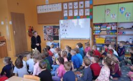 Przedszkolaki poznały pracę leśnika i zwierzęta żyjące w lesie