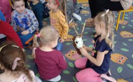 Przedszkolaki poznały pracę leśnika i zwierzęta żyjące w lesie
