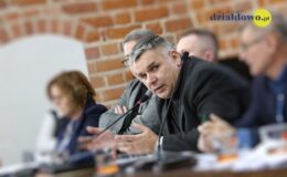 Zbigniew Kociela , mężczyzna siedzi i mówi do mikrofonu