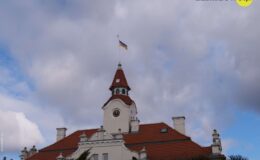 Flaga Ukrainy powiewa nad miastem