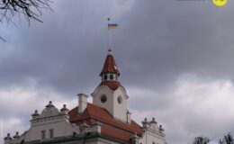 Flaga Ukrainy powiewa nad miastem