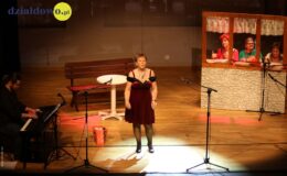 Pełna widownia obejrzała spektakl kabaretowy „Baby górą”