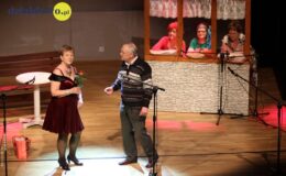 Pełna widownia obejrzała spektakl kabaretowy „Baby górą”
