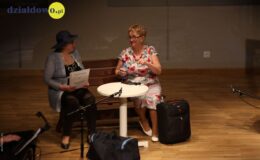 Pełna widownia obejrzała spektakl kabaretowy „Baby górą”