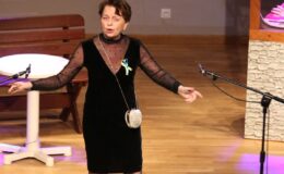 Pełna widownia obejrzała spektakl kabaretowy „Baby górą”