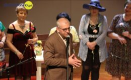 Pełna widownia obejrzała spektakl kabaretowy „Baby górą”