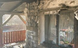 Spalony balkon z zadaszeniem domu