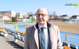 Grzegorz Kaszubski, mężczyzna stoi na stadionie