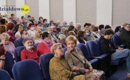 Pełna widownia obejrzała spektakl kabaretowy „Baby górą”