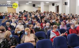 Pełna widownia obejrzała spektakl kabaretowy „Baby górą”