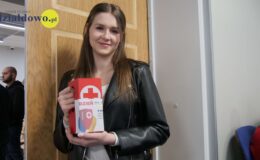 Pełna widownia obejrzała spektakl kabaretowy „Baby górą”