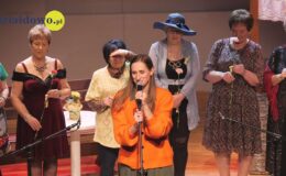 Pełna widownia obejrzała spektakl kabaretowy „Baby górą”
