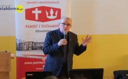 Piotr Szubarczyk w auli Centrum Kształcenia Ustawicznego w Działdowie prowadzi prelekcję, trzyma mikrofon